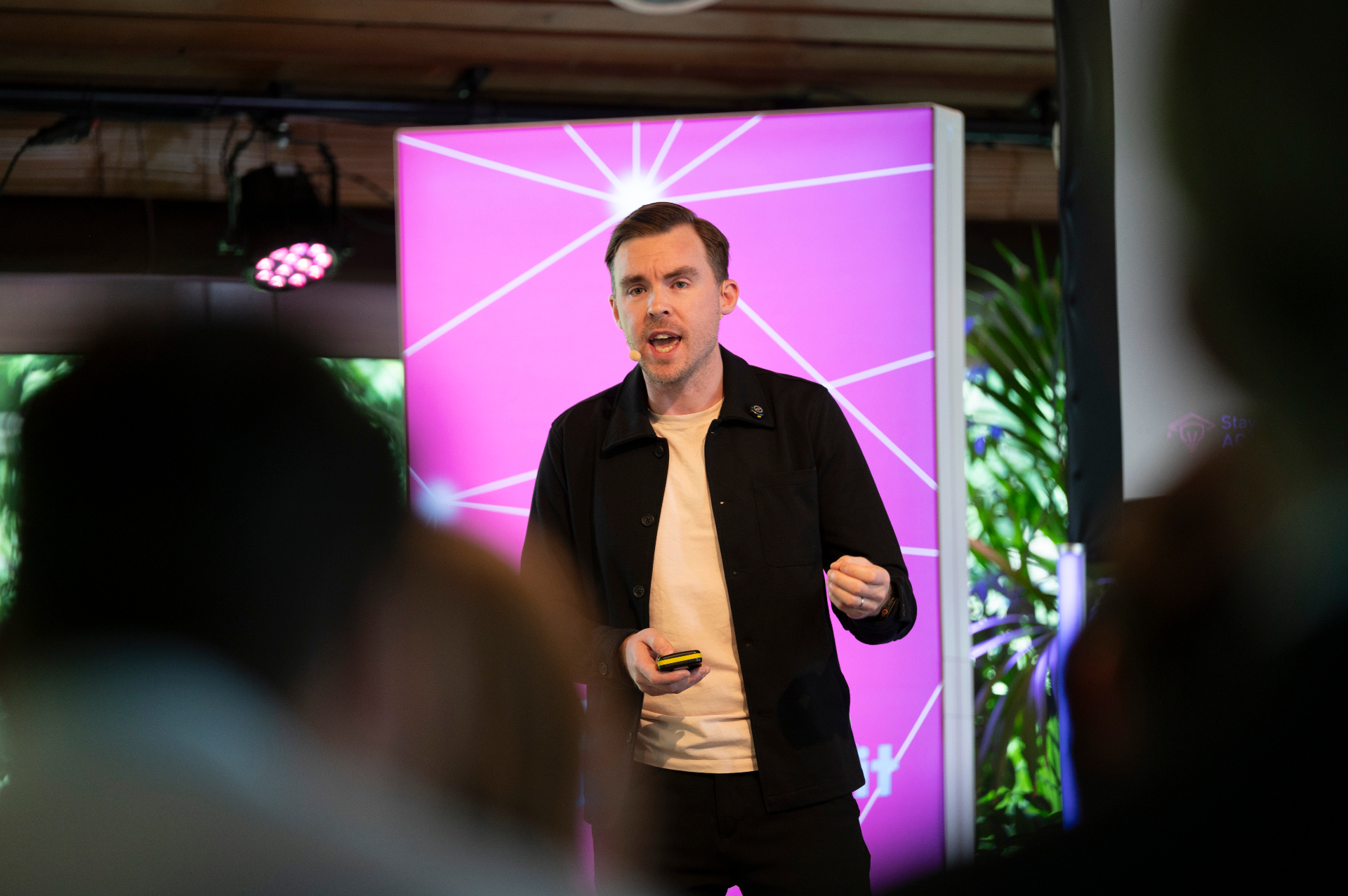 Sibbe Silvén på scen under AI-föreläsning